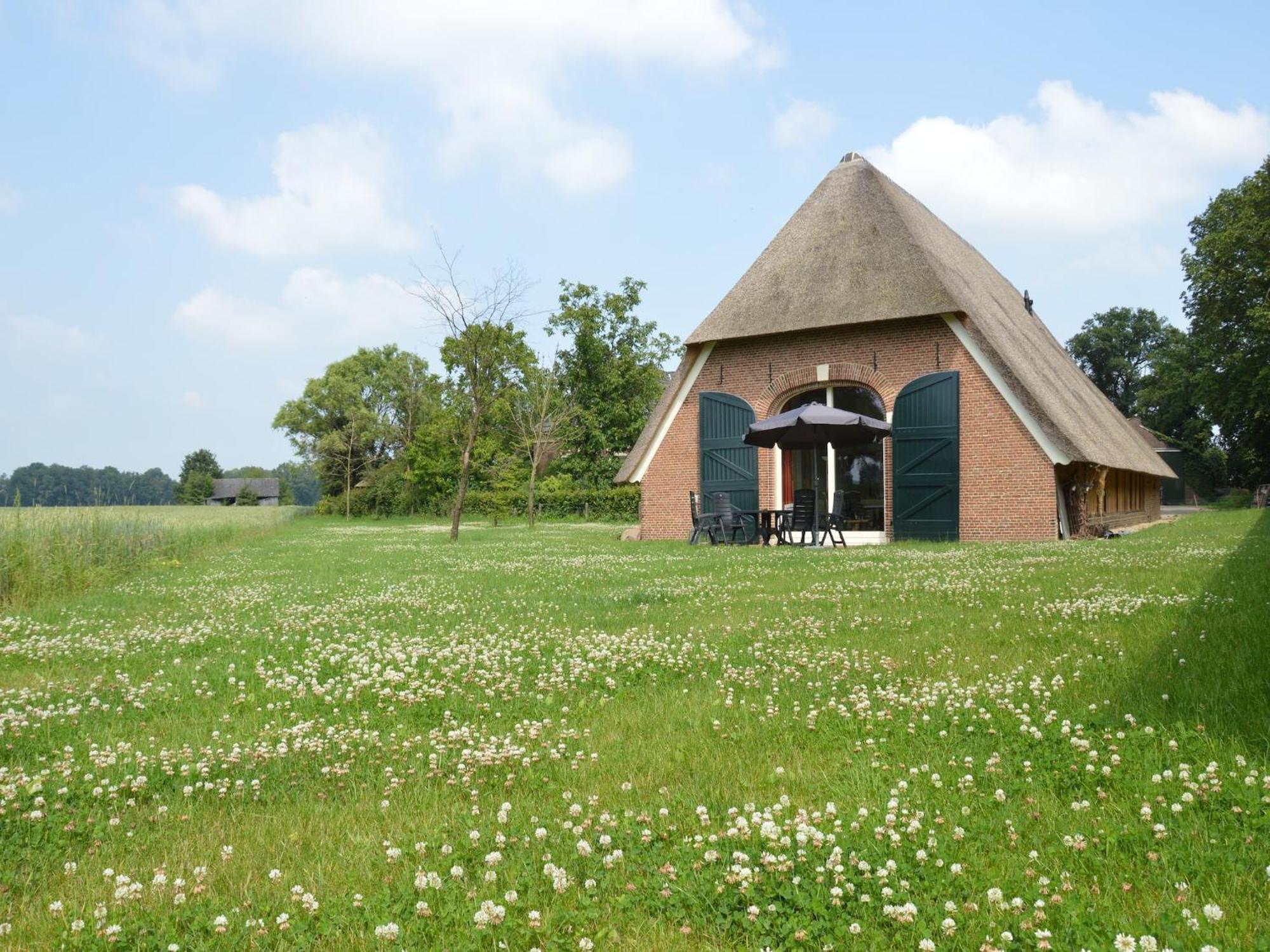 Quaint Farmhouse In Geesteren With Meadow View Exteriör bild